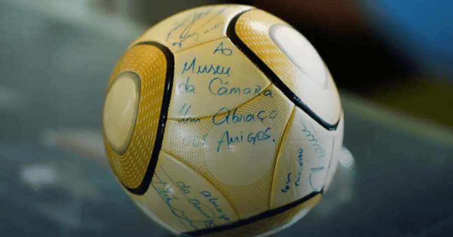bola autografada de Neymar